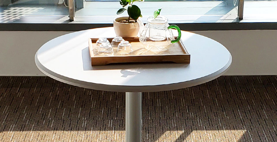 Features Of White Lift Bar Table